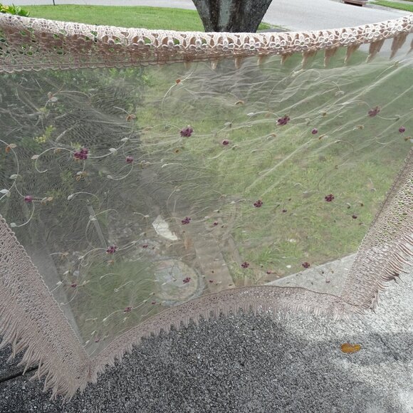 Stunning Sheer Square table topper with lace edging - Picture 4 of 8